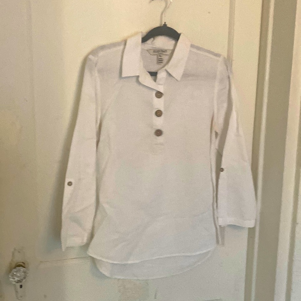 Ellen Tracy Linen shirt with 3 wood buttons and a collar.